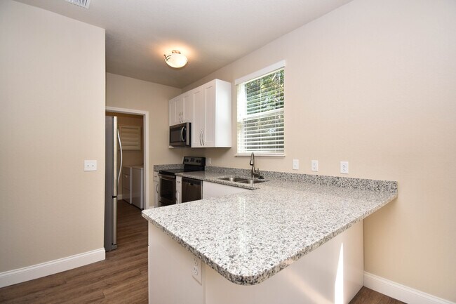 Building Photo - Luxury 3BR/3.5BA Townhome with Garage – Built in 2018