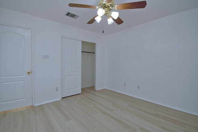 Building Photo - Well Maintained 3/2/2 on Corner Lot