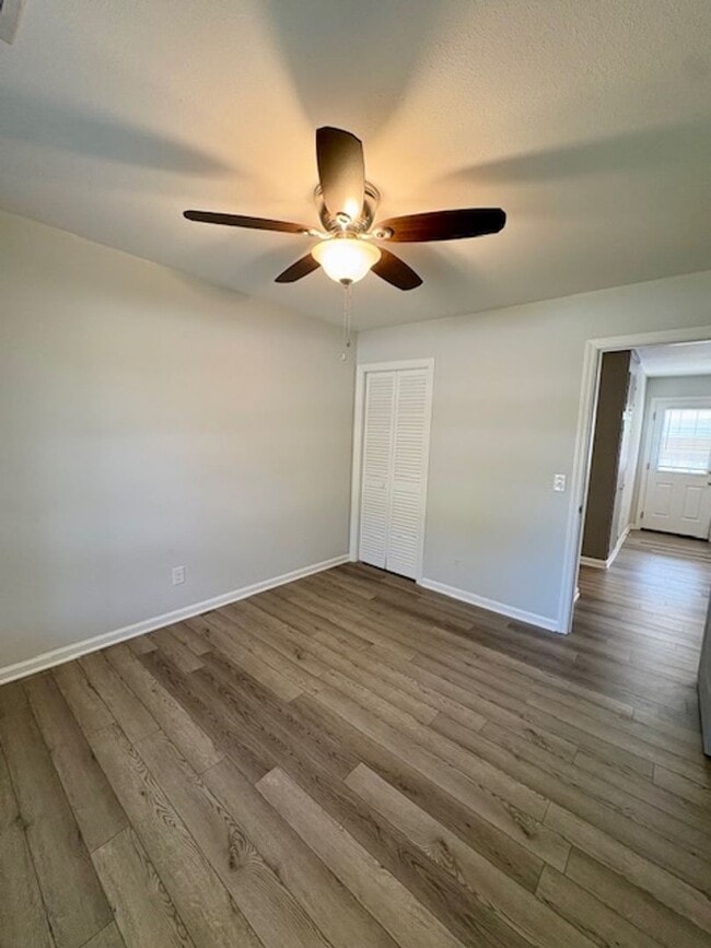 Building Photo - Charming Three Bedroom Duplex on Harborvie...