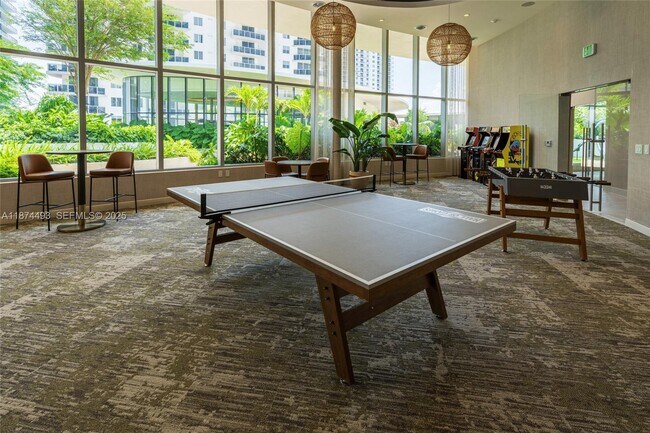 Building Photo - 700 NE 24th St