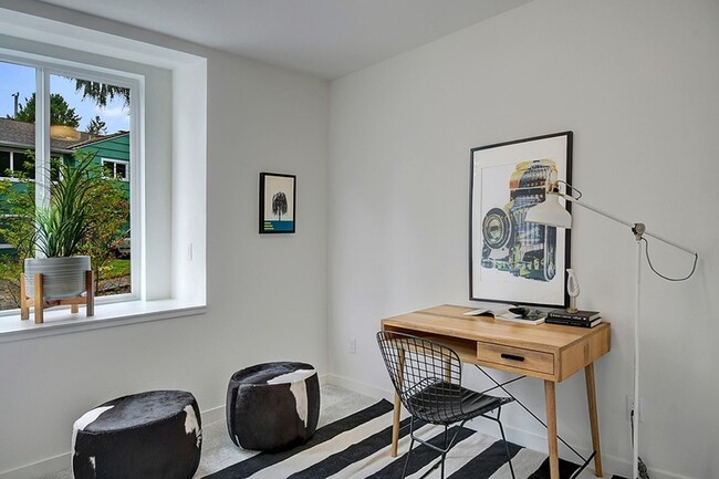 Building Photo - Queen Anne Townhome