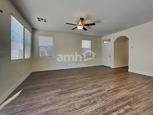 Building Photo - 5843 Petronius St