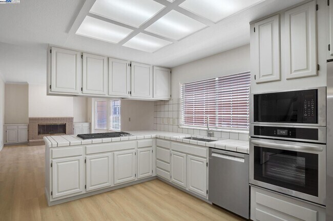 Building Photo - 125 Chestnut Ave