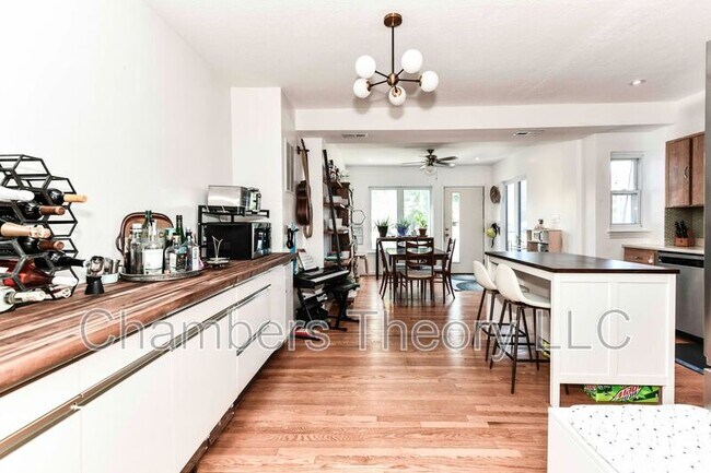 Building Photo - 509 E Luray Ave