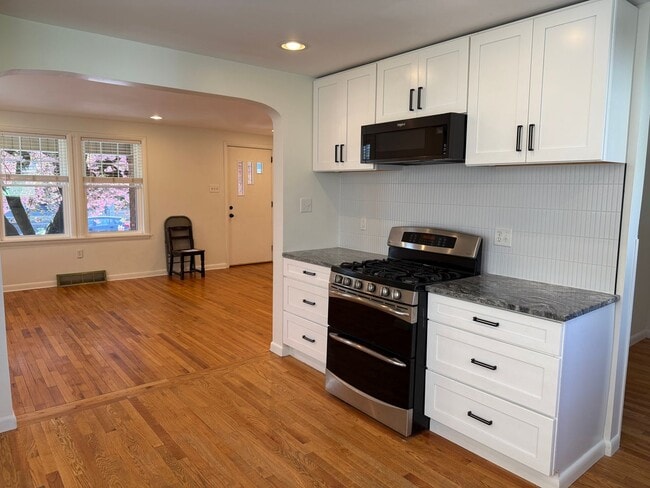 Building Photo - Newly Renovated 3-Bedroom, 1-Bathroom End-Row Townhome with Bonus Room & Backyard!