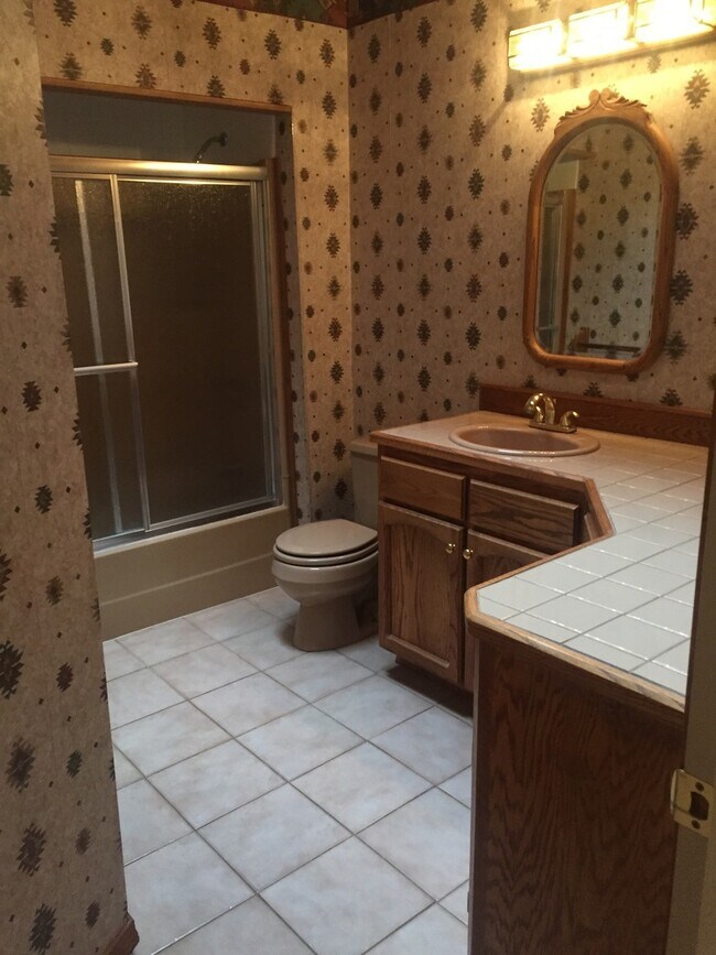 Building Photo - *Charming 2 bdrm, 1 bath home Ready NOW!