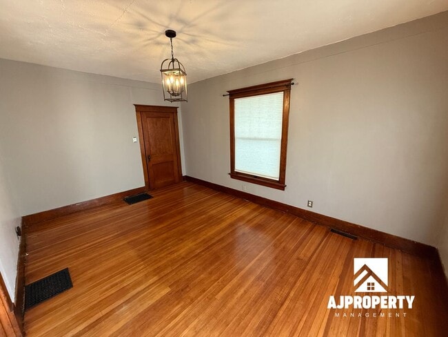 Building Photo - 821 N Prairie Ave
