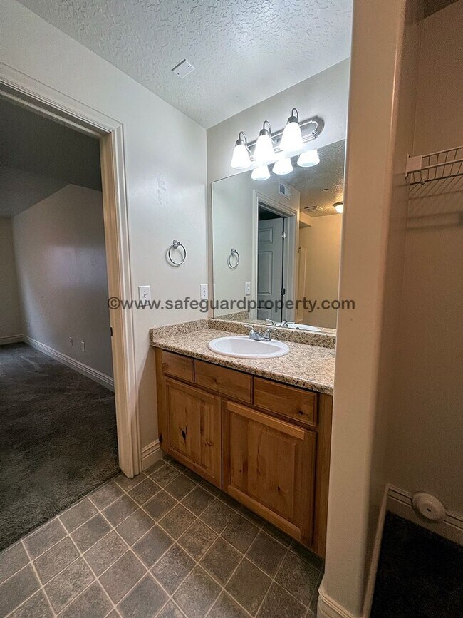 Building Photo - Wonderful 3 Bedroom Condo in Sandy