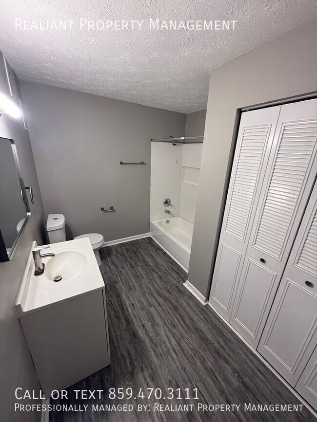 Building Photo - 2074 Fairmont Ct