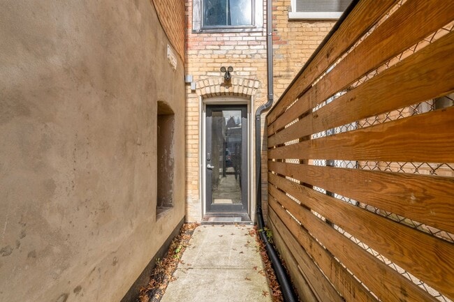 Building Photo - Bright and Spacious Terrace Level 2br in Mt. Pleasant!