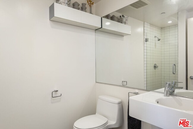 Building Photo - West LA Two Story 2 Bedroom Apartment Minu...