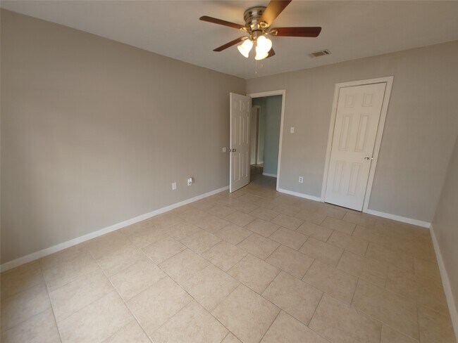 Building Photo - 633 Mosswood Dr