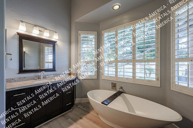 Building Photo - 6806 W Skylark Dr