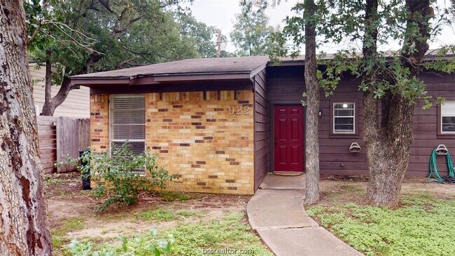 Building Photo - 922 Navarro Dr