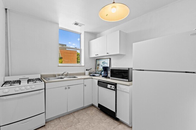 Building Photo - 854 N High St