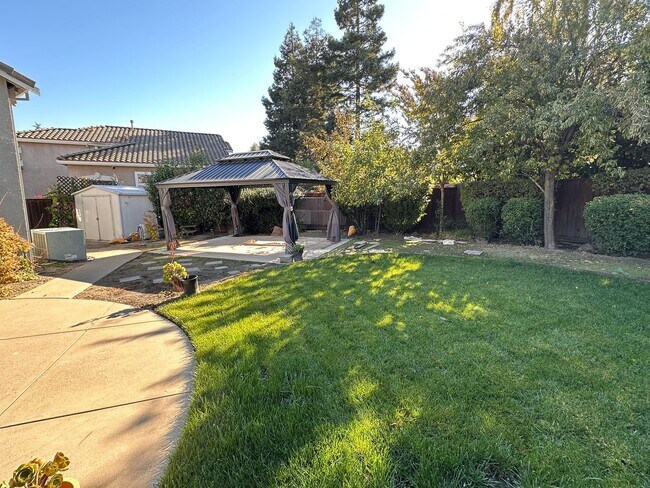 Building Photo - Pleasanton home available now!