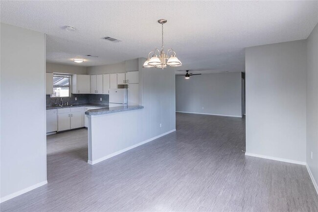 Building Photo - 207 N Cougar Ave