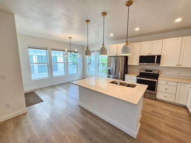 Building Photo - Amazing 4 Bed, 3.5 Daybreak Home with Office