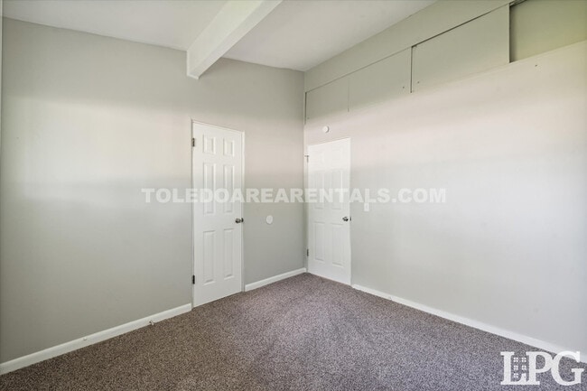 Building Photo - 804 Village Trail
