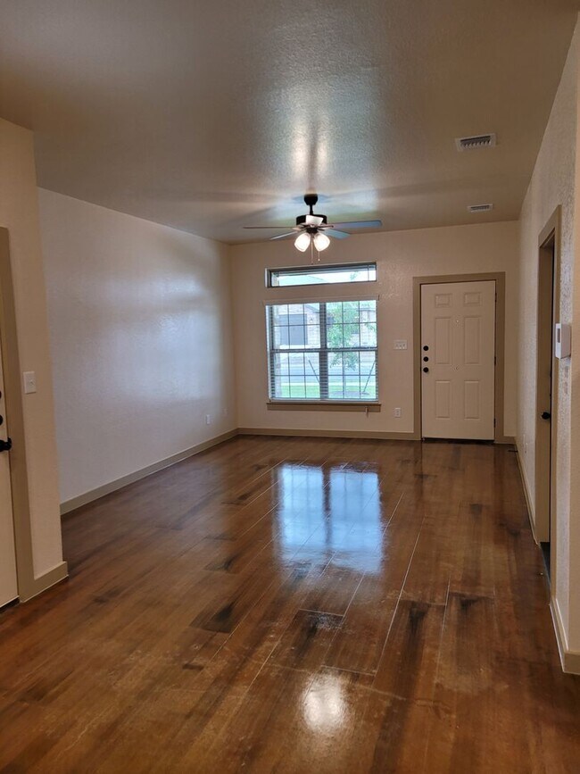 Building Photo - 1909-B Caspian Trail - Move in Ready!