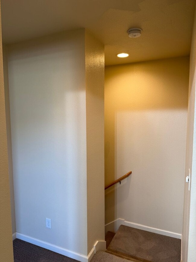 Building Photo - 3-bedroom, 2.5-bathroom townhouse located ...