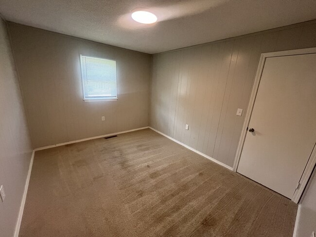Building Photo - 430 SE 150 Rd