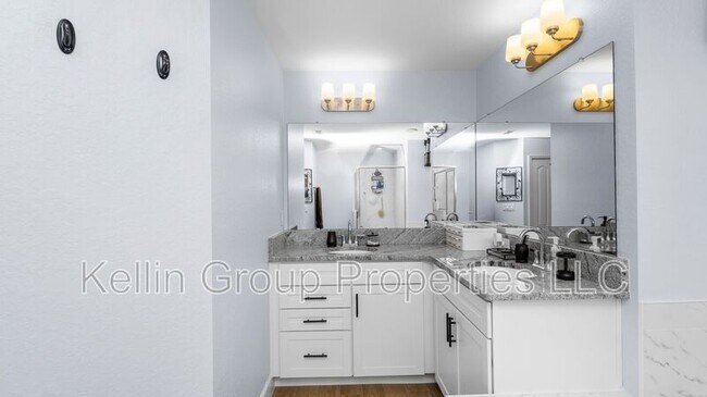 Building Photo - 4762 Drake Ave