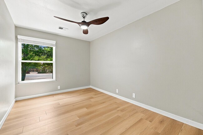 Building Photo - 1612 Cottonwood Dr