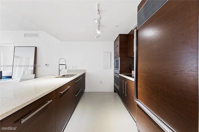 Building Photo - 2 br, 2 bath Condo - 475 Brickell Ave Apt ...