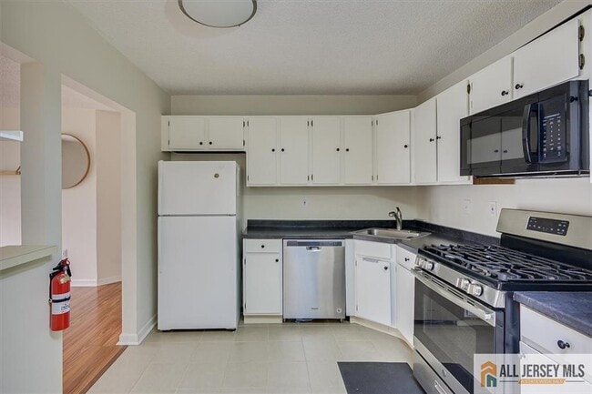 Building Photo - 69 Amberly Ct