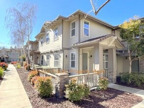 Building Photo - Month to month Rental ! Beautiful & Spacious End Unit Home in Shelbourne at Windemere! Top Rated ...