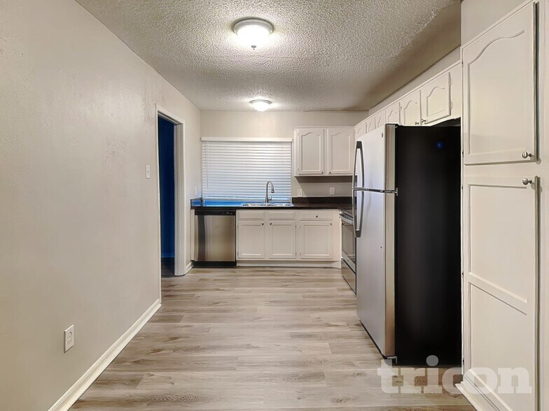 Building Photo - 1210 Green Hill Dr