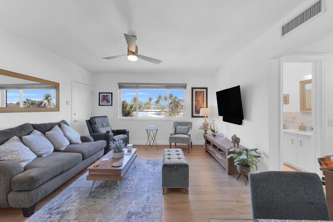 Building Photo - 406 S Cypress Rd