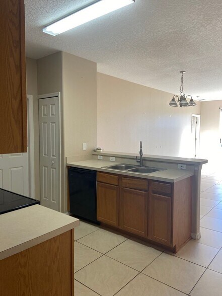 Building Photo - 628 Madina Cir