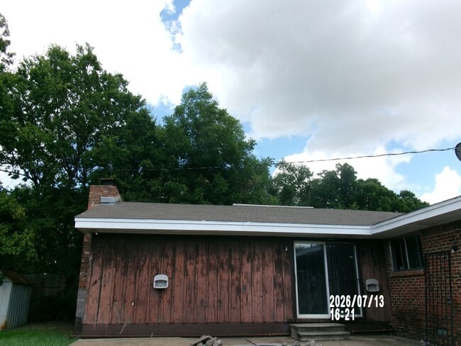 Building Photo - Spacious home with lots of personality located in Lawton Heights