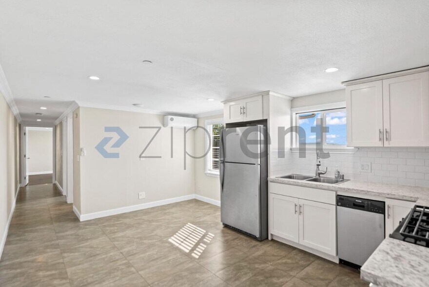 Building Photo - Unit A