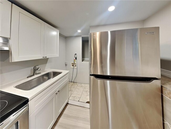 Building Photo - 2875 3rd Ave SW