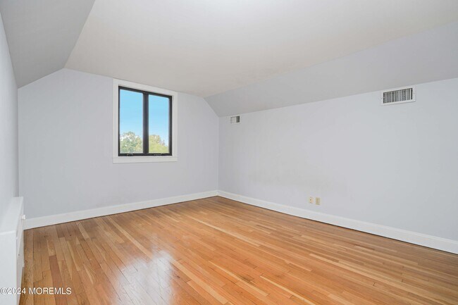 Building Photo - 828 Kingston Terrace