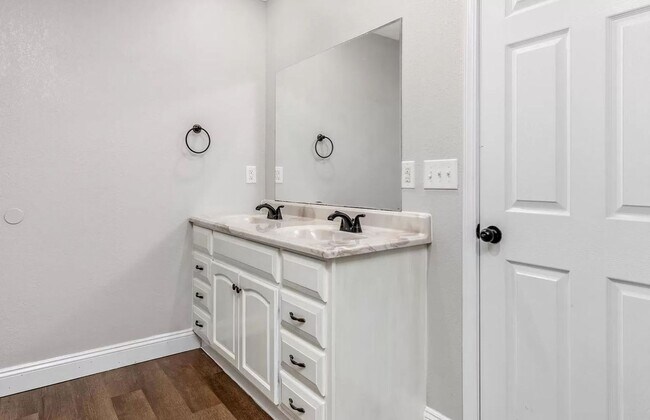 Building Photo - 5 Bedroom Home Located in Waynesville, MO!