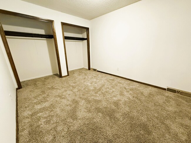 Building Photo - 4 bedroom home with 2 Garages, Finished Basement & Fenced Yard