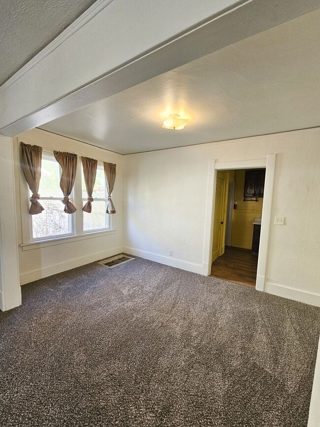 Building Photo - 4 Bedroom Home Located Downtown