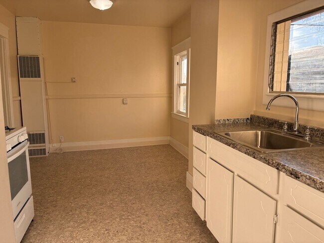 Building Photo - Winter Move-In Special!! Inner SE ::: RARE Opening, Vintage 1bd Near Belmont & Hawthorne!