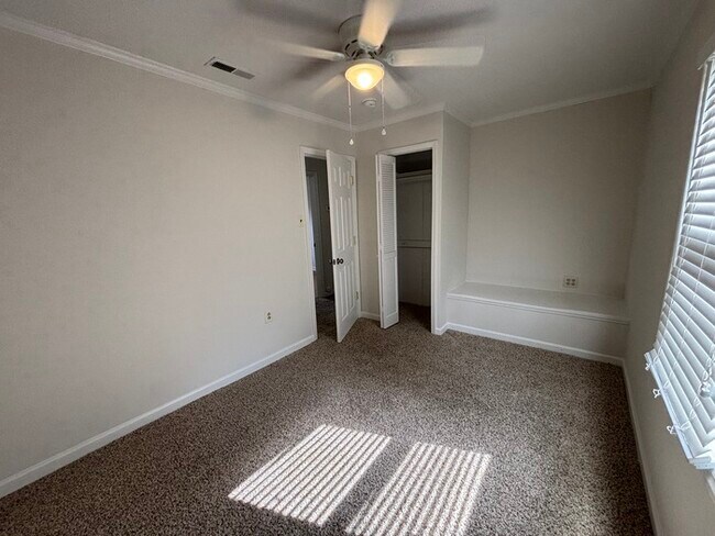 Building Photo - 3 Bedroom/1.5 Bath Charming House Large Fenced Yard