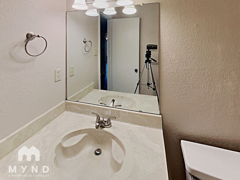 Building Photo - 5515 Brookview Ct
