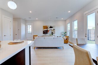 Building Photo - 5138 Rosslyn Rd