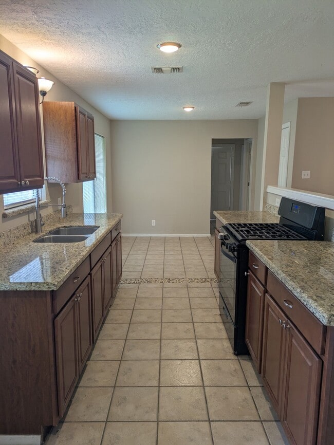 Building Photo - 1305 Serpentine Dr