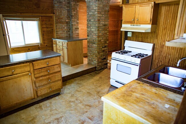 Building Photo - 5 Bed 2 Bath Como House Available September 2026