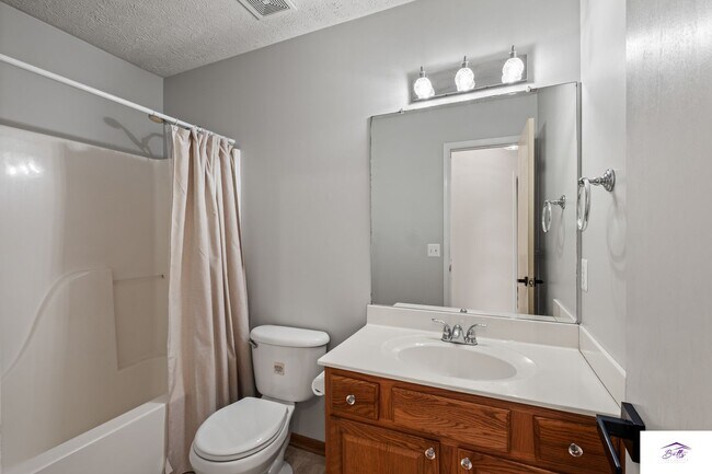 Building Photo - AVAILABLE NOW!