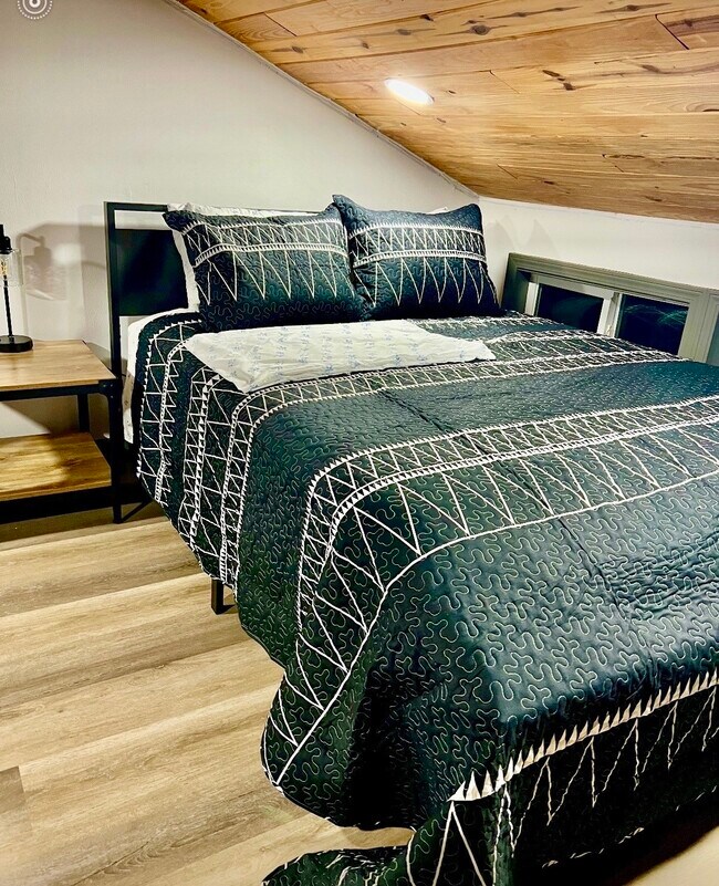 Building Photo - 373 Saddle Surrey Rd