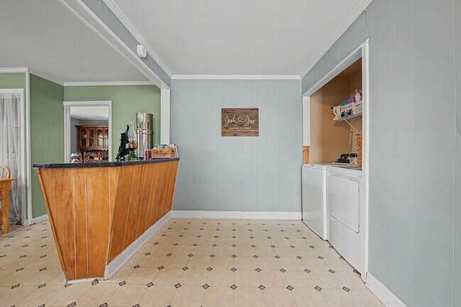 Building Photo - Spacious 5-Bedroom Home Near Radford University